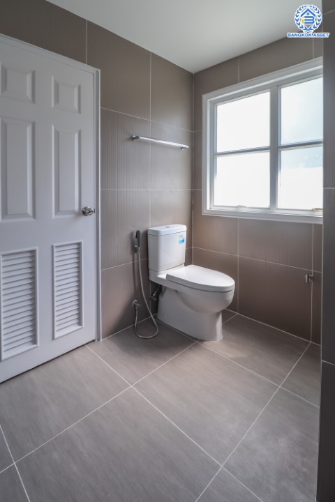 บ้านมือสองตกแต่งใหม่ ม.กฤษดาลากูน กาญจนาภิเษก-นครอินทร์ บนเนื้อที่ 85.9 ตร.ว. สนามหญ้ากว้างถึง 180 ตร.ม. ฟังก์ชัน 3 ห้องนอน 1 ห้องนอนแม่บ้าน 4 ห้องน้ำ 2 ที่จอดรถ บนทำเลเยี่ยมสุด เชื่อมต่อถนนหลายเส้นทาง ใกล้จุดขึ้นทางด่วน "ศรีรัช"